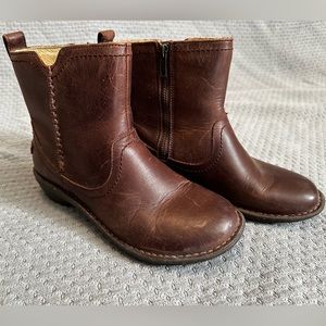 NWOT Ugg Leather Sherpa lined bootie size 7